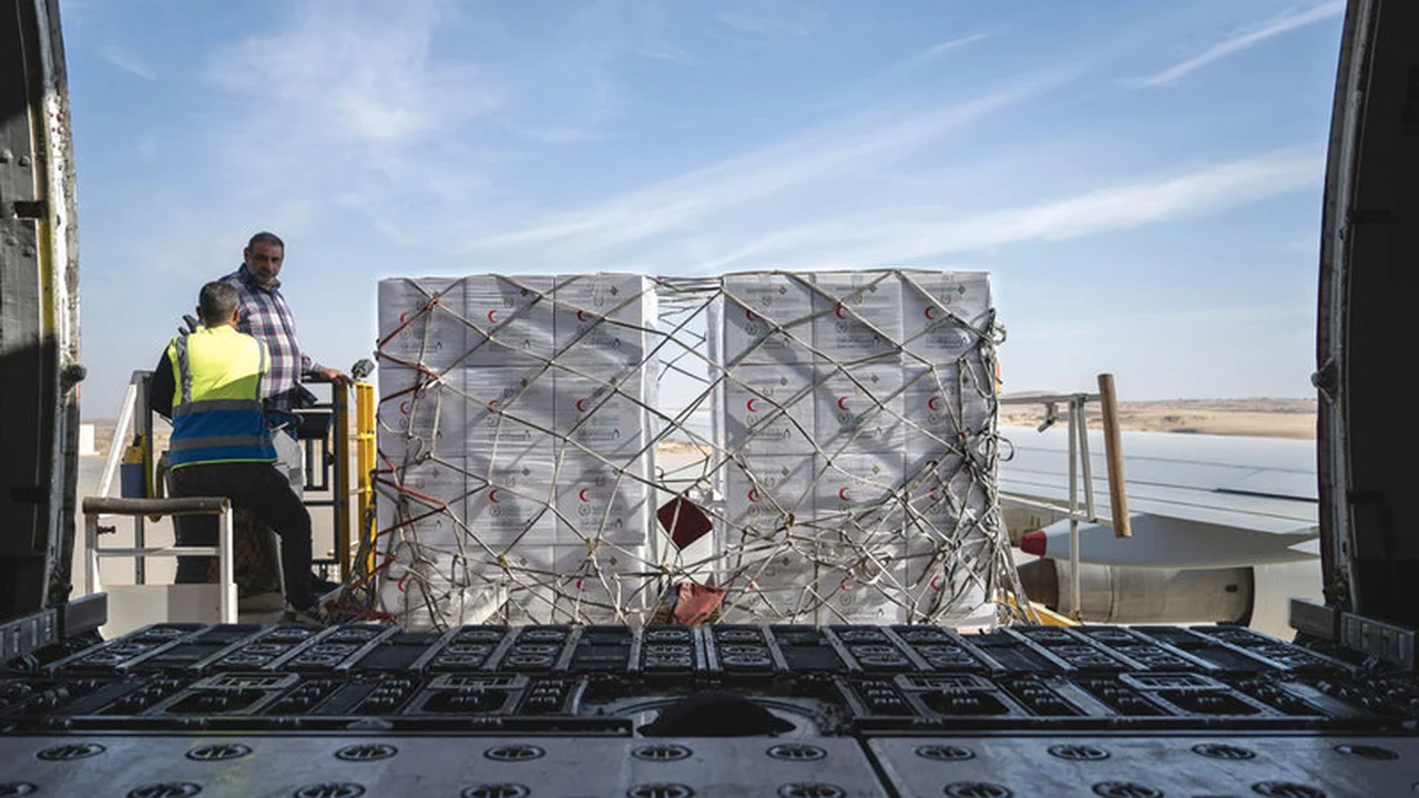 طائرة تحمل 100 طن مساعدات تصل إلى العريش لدعم أهالي غزة